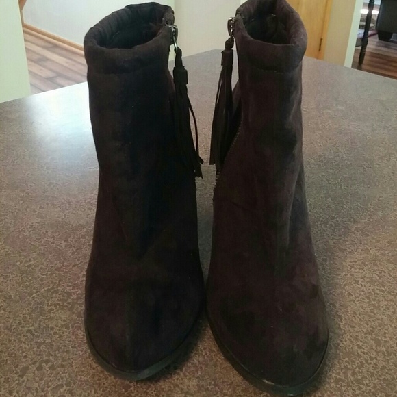 Size 7 ankle boot in black with fringe tassle