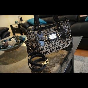 Michael Kors logo signature bag