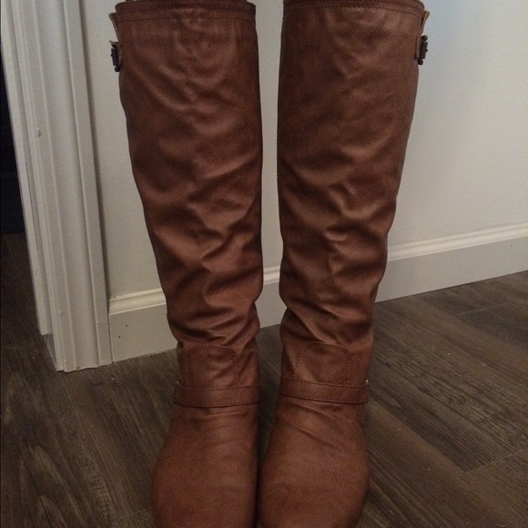 Knee high, flat, brown zip up boots - Picture 2 of 4