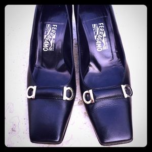 Ferragamo low heel black leather pumps ☕️