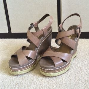 Report strapped wedges