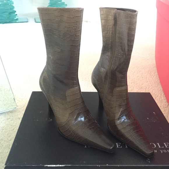 NWOT!! Kenneth Cole heeled boots