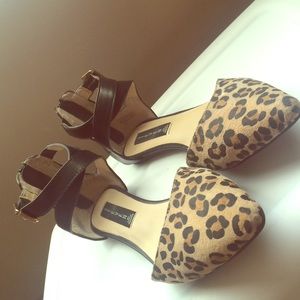 Leopard print strappy sandals!