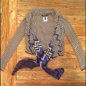 SALE‼️BCBG zigzag sweater ties at waist