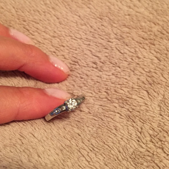 Silver ring - Picture 2 of 4