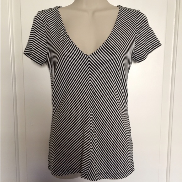 SALE! Banana Republic v neck top - Picture 4 of 4