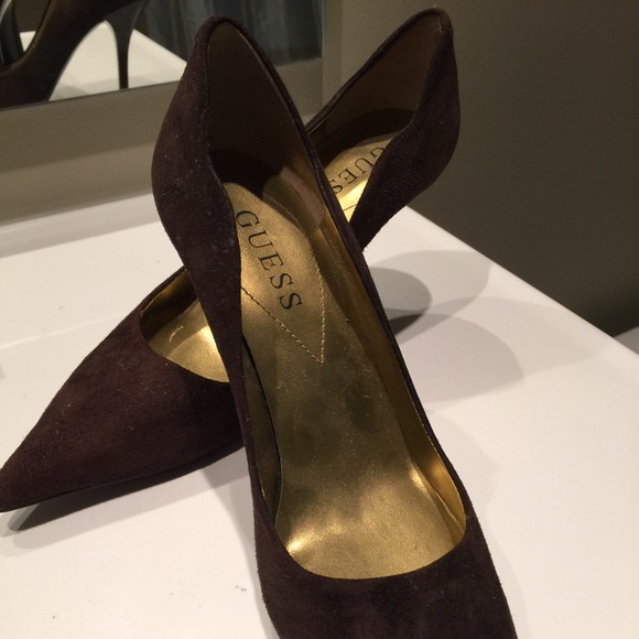 Guess Size 6 Suede Dark Brown 3 In Scalloped Pumps