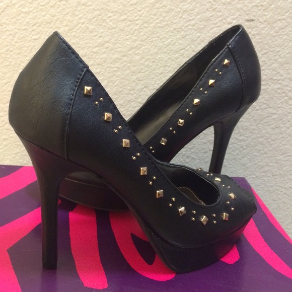 Fioni Heels with studds on the side Black in color