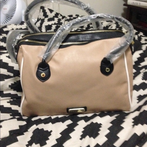 SOLD NWT Steve Madden Blovely pocketbook - Picture 2 of 4