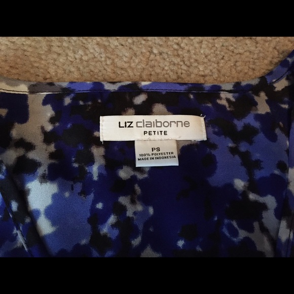 🚫SOLD IN BUNDLE!🚫 Dark blue/grey floral blouse - Picture 4 of 4