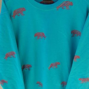 Turqouse crewneck sweatshirt with pink tiger print