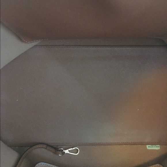 Micheal Kors tote - Picture 3 of 4