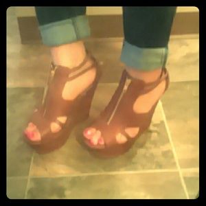 Selling gorgeous shoes I found out I can't walk in