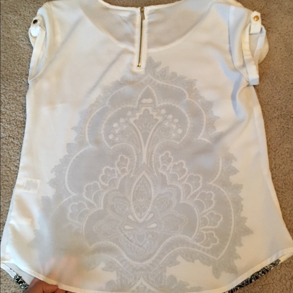🚫BUNDLED!🚫 Sheer white blouse w/ gorgeous design - Picture 3 of 4