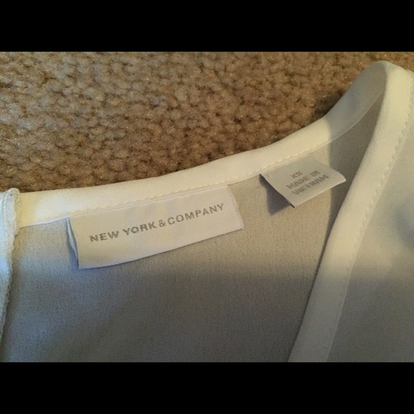 🚫BUNDLED!🚫 Sheer white blouse w/ gorgeous design - Picture 4 of 4