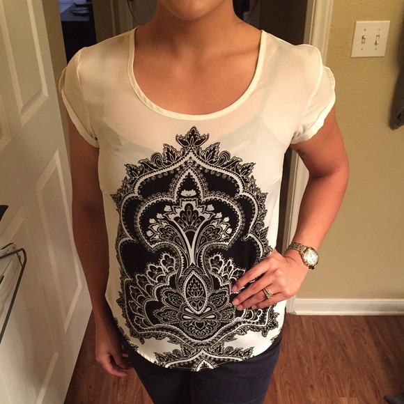 🚫BUNDLED!🚫 Sheer white blouse w/ gorgeous design - Picture 2 of 4