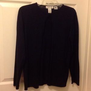 Black sweater to dress up your outfits.
