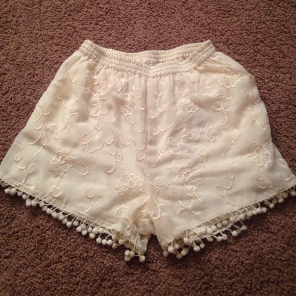 Cream embroidered shorts - Picture 1 of 3
