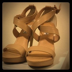 Worn once STEVE MADDEN nude platform shoes