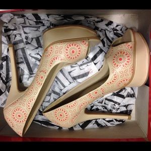 Elle "Elannesley" Nude Cutout Floral Platform Pump