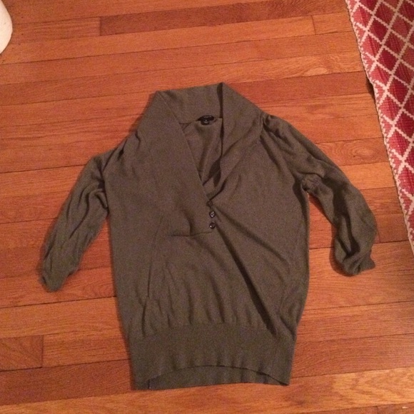Olive green 3/4 sleeved sweater - small