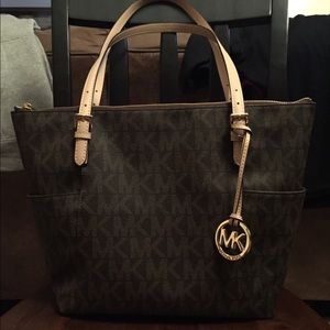 💯Authentic Michael Kors zip tote!