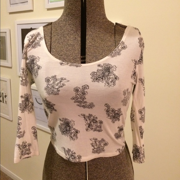 Patterned crop top.