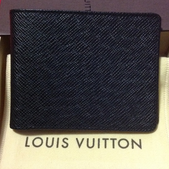 Authentic Men Louis Vuitton Taiga leather wallet.