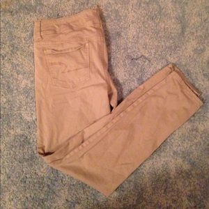 Woman's American Eagle Kaki skinny jeans