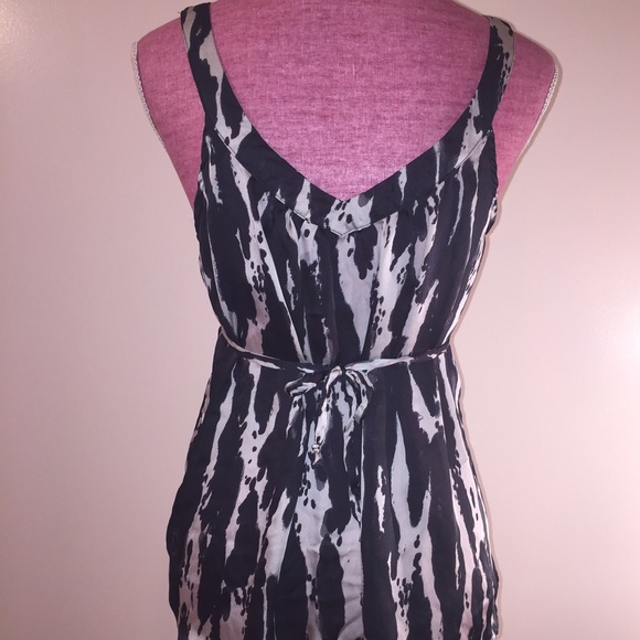 🎀 ACCEPTING OFFERS 🎀 Silky sexy print tank top - Picture 2 of 2