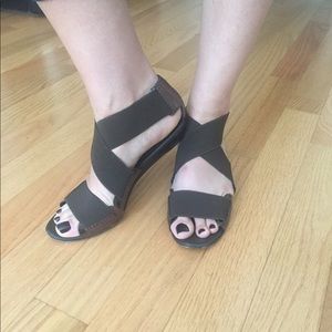 BCBG MAX AZRIA TEVEN Black Elastic Sandles