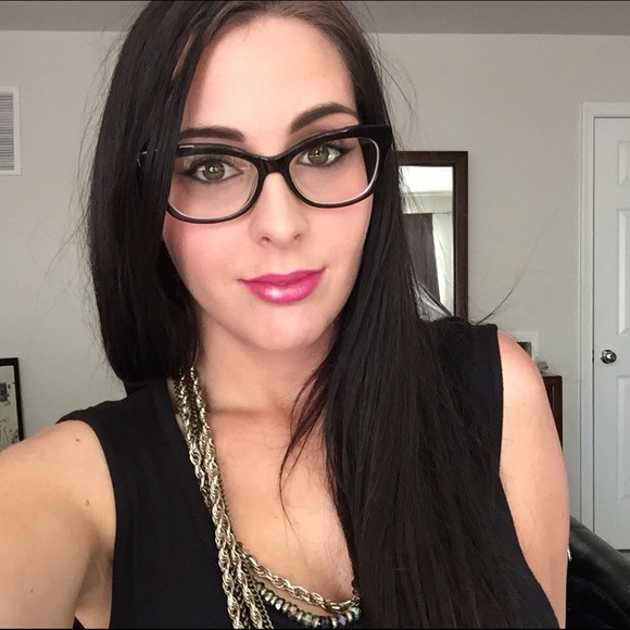 Meet your Posher, Ms Tina Marie - Picture 5 of 8