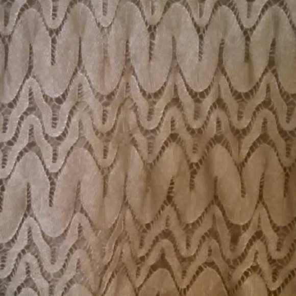 Loose fitting lace shirt - Picture 2 of 3