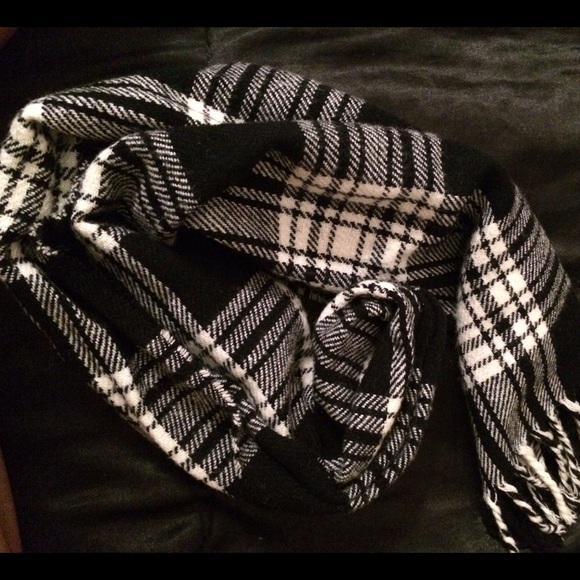 ⬛️black & white plaid scarf◻️