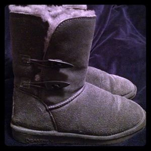 Bearpaw boots. Barely worn. Grey.