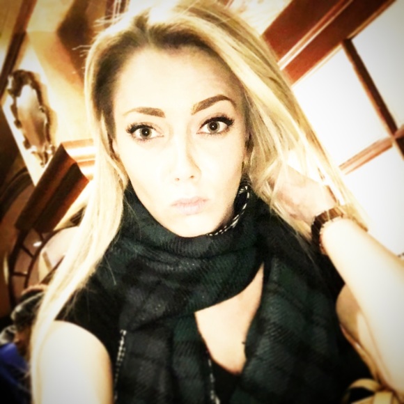 Meet your Posher, Cora - Picture 3 of 4