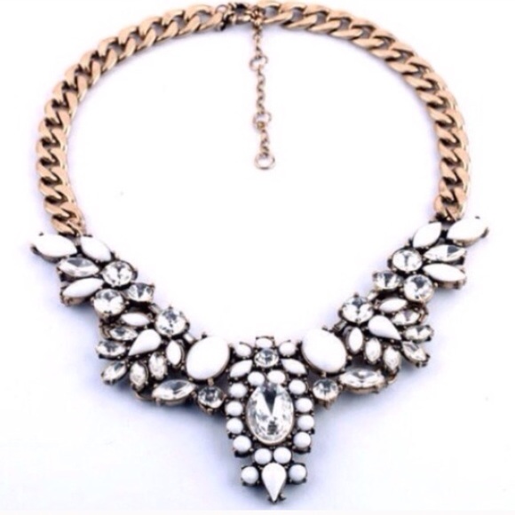 Jewelry - 🎀 bestseller 🎀 White Floral Enamel Necklace