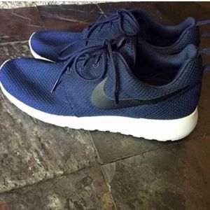 Men's size 8.5 Nike Roshes