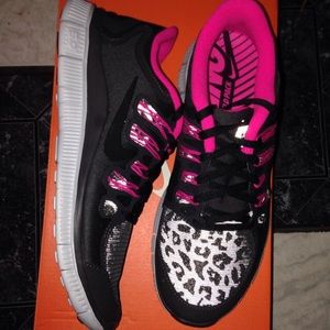 Wmns Nike free run 5.0+ shield     Size 7.5