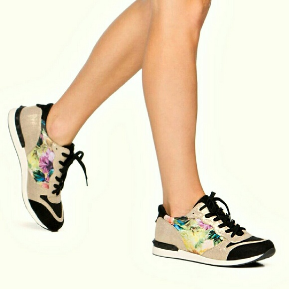 Verity fashion sneakers, size 7 left - Picture 2 of 4