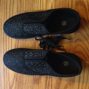 Black Floral Lace Tomato Sneaker