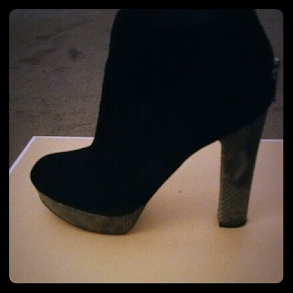 MICHAEL KORS SUEDE ANKLE BOOT