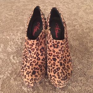Cheetah pumps. Spikes on heel. Velvet texture.