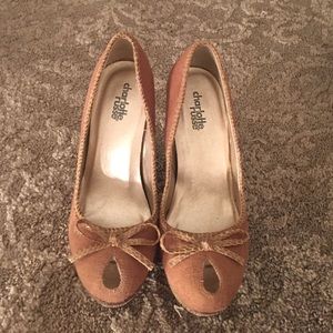 Adorable brown pumps. Bows on toe.