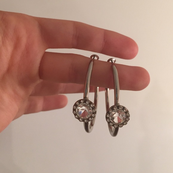 Hoop earnings with jewel in middle!