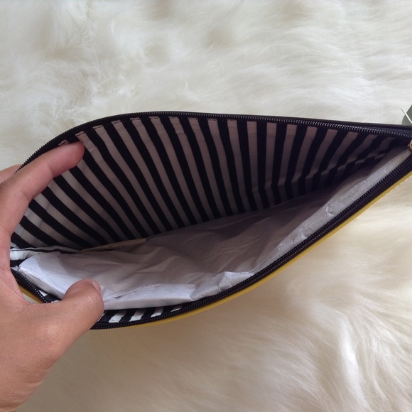 Gifted. Kate Spade clutch - Picture 3 of 3