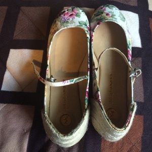 Flower dolly shoes