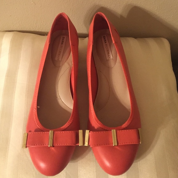 NWOT - Dana Buchman Coral heels