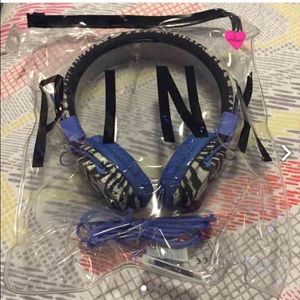 Vs pink headphones