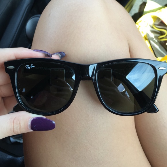 Brand new, never worn black Rayban wayfarer's!